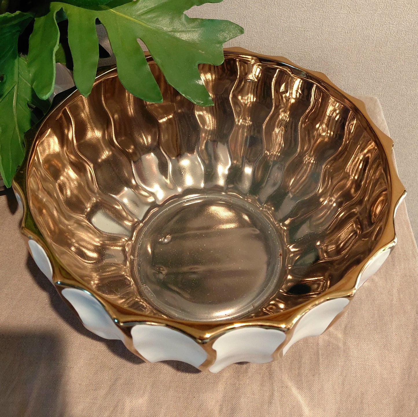 Jonglea White & Gold Display Bowl